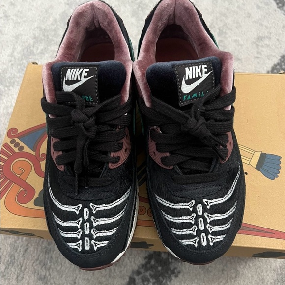 Nike Shoes - Women’s Nike air max/ siempre familia